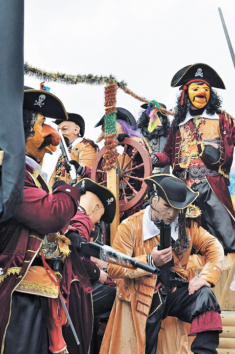 На карнавалі нашестя піратів нікого не здивувало